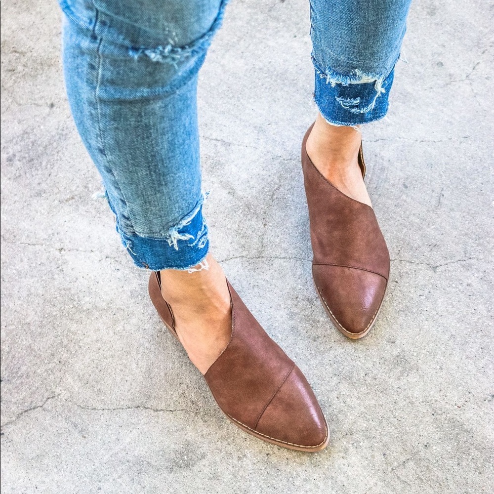 Moorea Seal Barrow cut out leather pointy flats